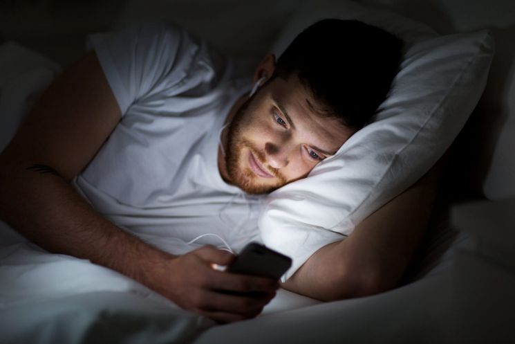 De gevolgen van schermgebruik voor het slapengaan 