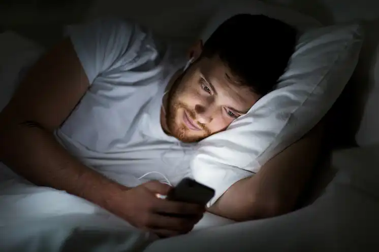 De gevolgen van schermgebruik voor het slapengaan 